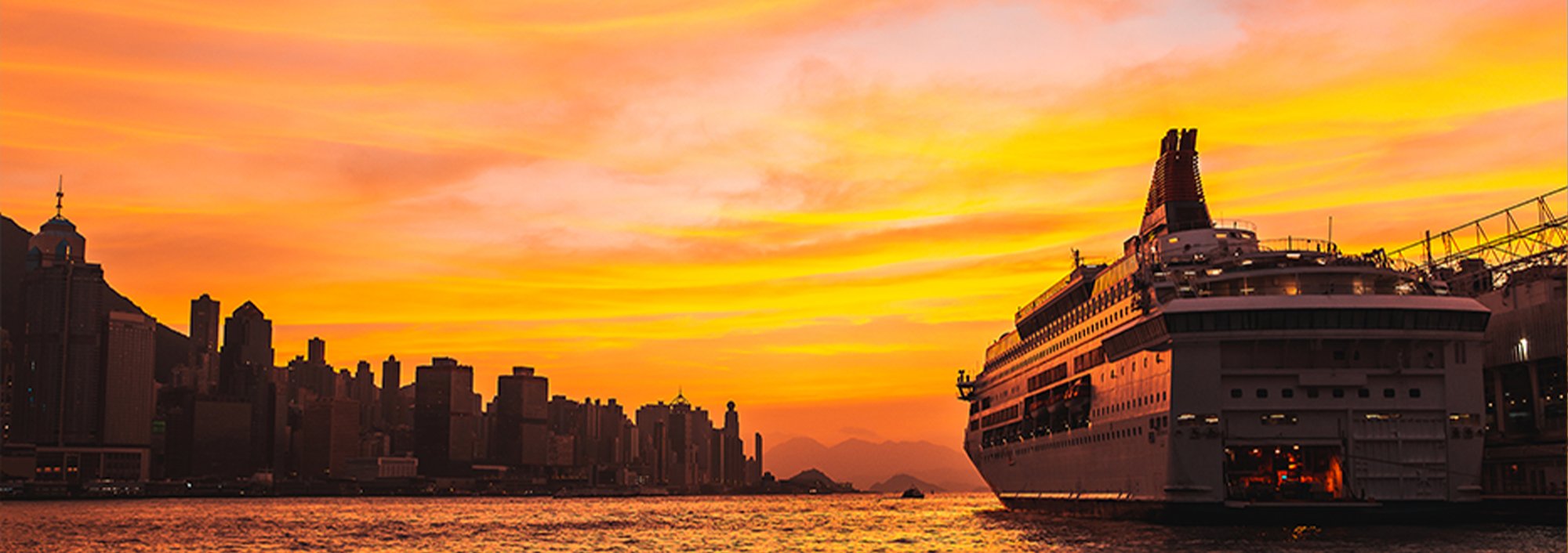 Kreuzfahrtschiff bei Sonnenuntergang auf goldenem Meer — Panoramablick