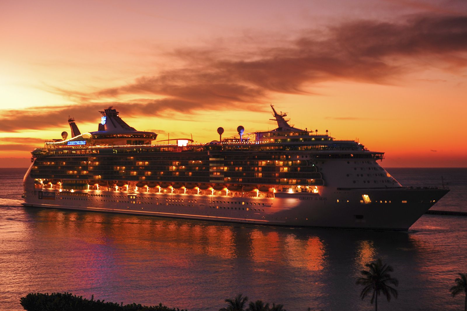 Kreuzfahrtschiff im sonnigen Mittelmeerhafen
